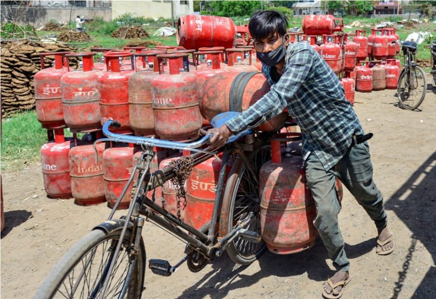 तीन रसोई गैस सिलेंडर मुफ्त में देने पर कांग्रेस ने उठाया सवाल