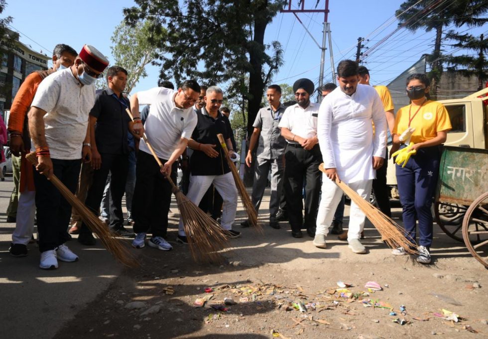 मुख्यमंत्री धामी ने “क्लीन सिटी, ग्रीन सिटी, यही है मेरा ड्रीम सिटी” थीम के तहत छात्रों संग सड़क पर लगाई झाड़ू