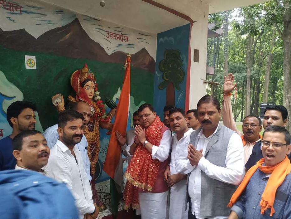 मुख्यमंत्री धामी ने कालीचौड़ मंदिर पहुंच की पूजा अर्चना, स्थानीय लोगों से वार्ता कर जानी समस्याएं