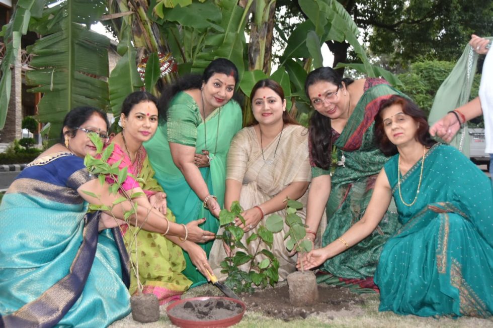 मुख्यमंत्री धामी ने सपरिवार के साथ विधि विधान से मनाया हरेला पर्व, पत्नी गीता पुष्कर धामी ने किया फलदार पौधों का रोपण