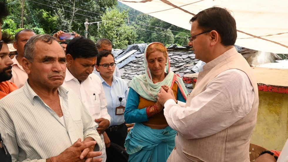 मुख्यमंत्री ने की शहीद प्रवीण सिंह के परिजनों से भेंट, हर संभव मदद का दिया भरोसा