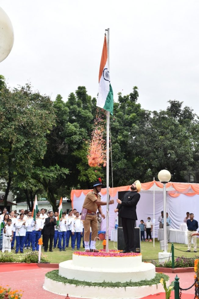 तन-मन से देश को आगे बढ़ाने का संकल्प लेकर मुख्य सचिव ने सचिवालय में किया ध्वजारोहण