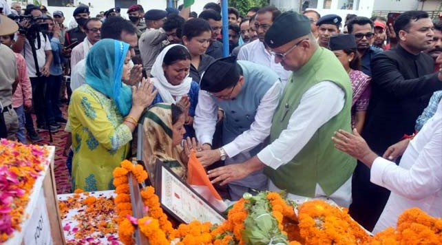 मुख्यमंत्री पुष्कर सिंह धामी ने शहीद लांसनायक चन्द्रशेखर हर्बोला के देह पर पुष्प चक्र अर्पित कर दी श्रद्धांजलि