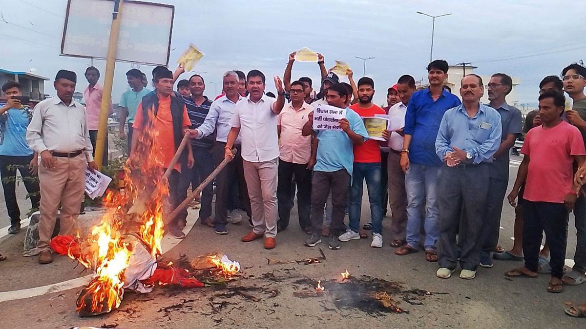 उक्रांद और कांग्रेस ने भ्रष्टाचार के विरोध में फूंका सरकार का पुतला, भर्ती घोटाले में शामिल मंत्रियों को बर्खास्त करने की उठी मांग