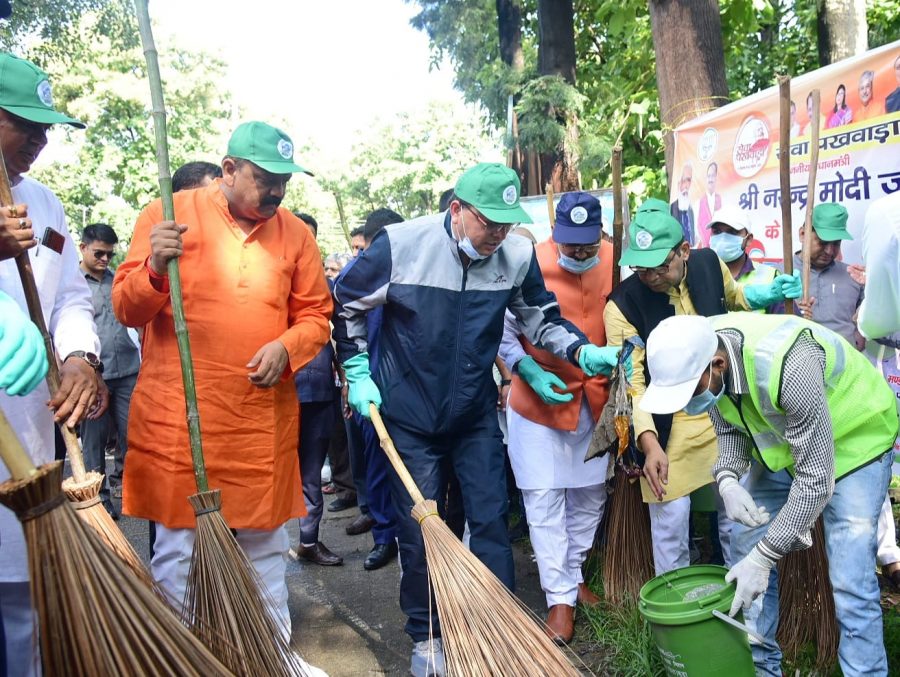 सीएम धामी ने सड़क पर झाड़ू लगाकर दिया स्वच्छता का संदेश