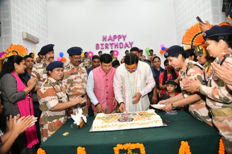 सीएम धामी ने आई.टी.बी.पी द्वारा आयोजित कार्यक्रम में केक काटकर बच्चो और जवानों के बीच मनाया जन्मदिन