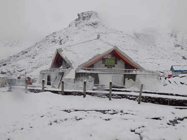 भारी बर्फबारी के चलते हेमकुंड साहिब यात्रा पर लगी रोक, मौसम खुलने का करना होगा इंतज़ार