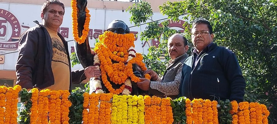 उक्रांद ने सविंधान दिवस पर डॉ.भीमराव अंबेडकर को मालाल्यार्पण कर किया याद