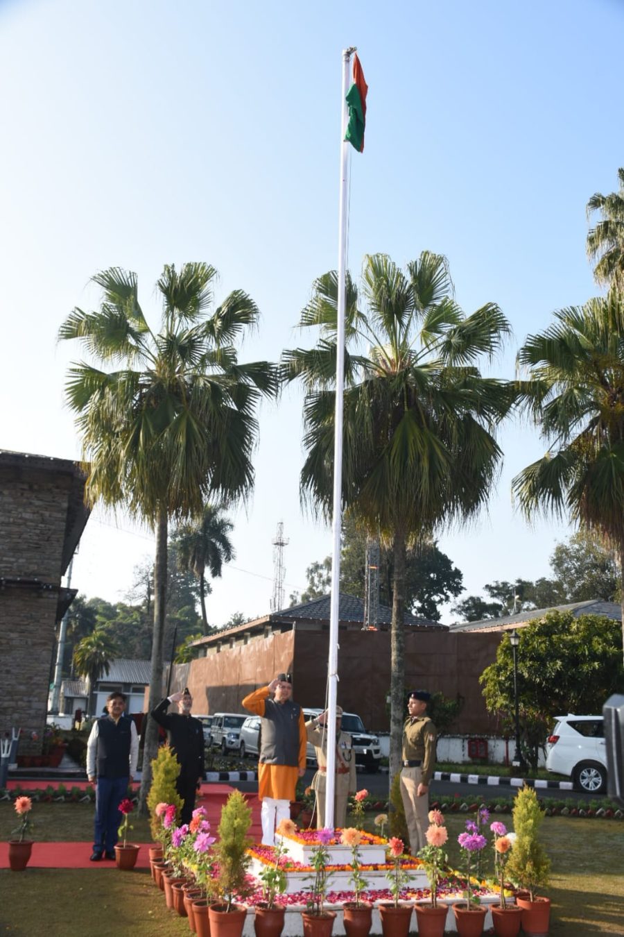 मुख्यमंत्री ने सीएम आवास पर फहराया राष्ट्रीय ध्वज, संविधान की उद्देशिका की दिलाई शपथ