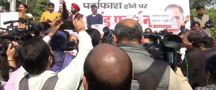 भाजपा ने अरविंद केजरीवाल के घर के बाहर किया धरना प्रदर्शन