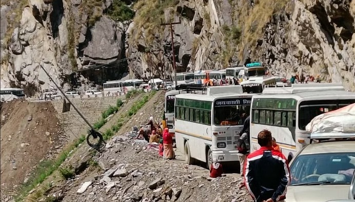 भूस्खलन होने से बदरीनाथ हाई-वे बंद, यात्रा प्रभावित