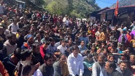 त्यूणी अग्निकांडः प्रीतम सिंह लोगों के साथ धरने पर बैठे