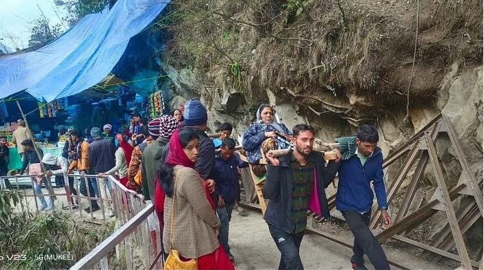 तेज बारिश के चलते केदारधाम यात्रियों को रोका,बारिश और बर्फबारी ने बढ़ाई ठंड