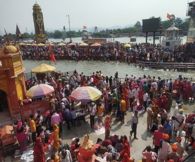 बुद्ध पूर्णिमा पर स्नान करने गंगा घाटों पर लगा लोगों का तांता