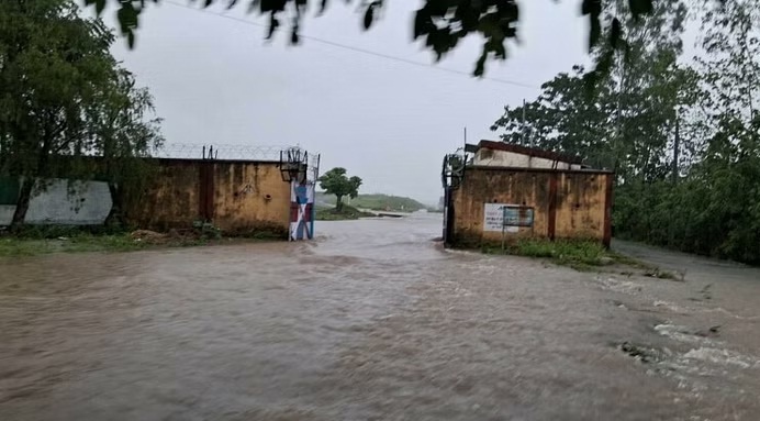 मानसून की दस्तकः मूसलाधार बारिश से एयरपोर्ट पर जलभराव, नही लैंड हो पाई इंडिगो की फ्लाईट