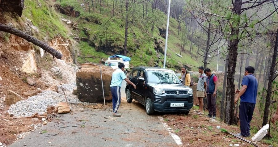 बारिश से बढ़ा नदियों का जलस्तर, सड़कों पर गिरे बोल्डर