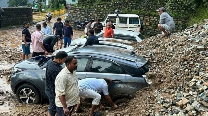 पार्किंग के उपर गिरा मलबा, कई वाहन दबे