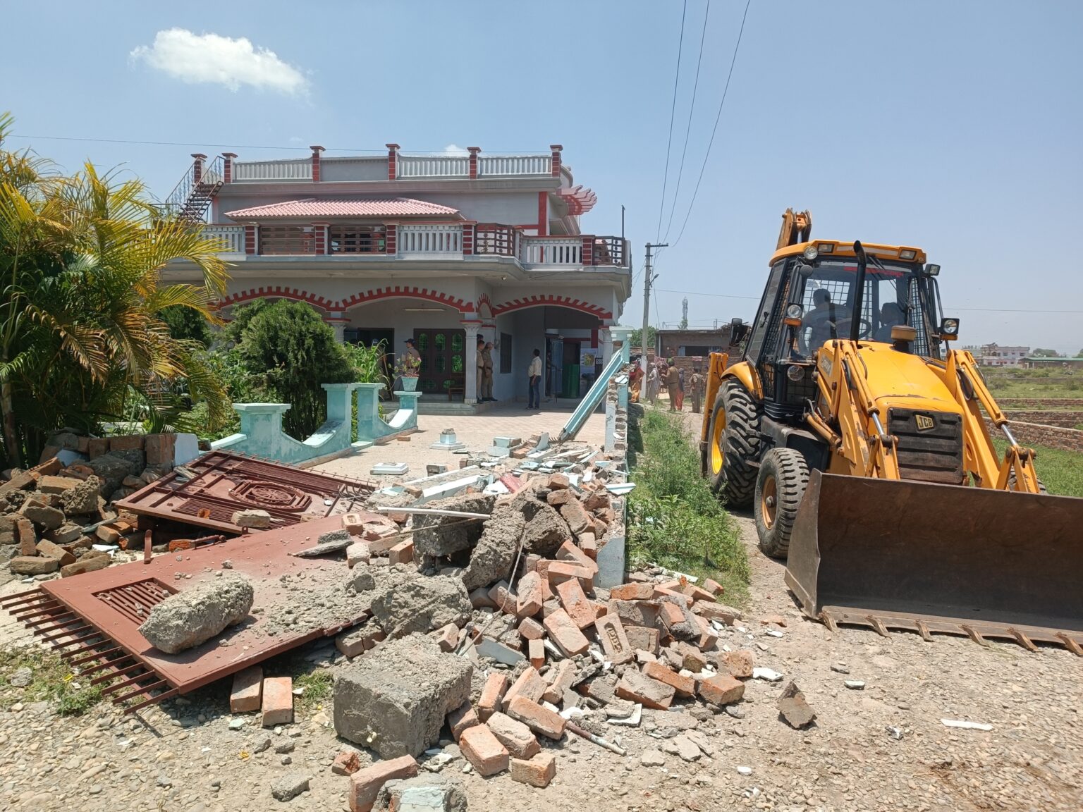 भू-माफिया अतीक अहमद के आवास पर चला बुलडोजर