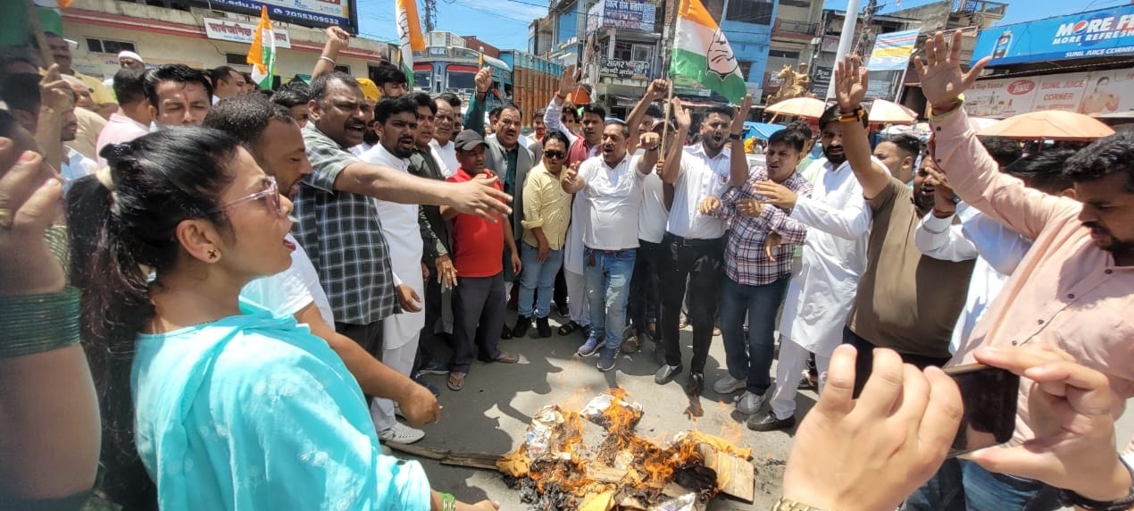 कांग्रेसियों ने किया सीएम धामी का विरोध, डाॅ हरक ने की इस्तीफे की मांग