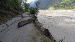 उत्तराखंड में भूस्खलन से कई गांव जिला मुख्यालय से कटे