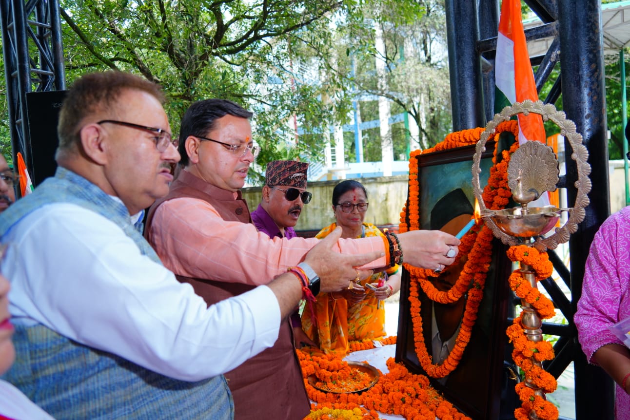 सीएम धामी ने शहीद मेजर दुर्गा मल्ल की प्रतिमा पर पुष्प अर्पित कर दी श्रद्धांजलि