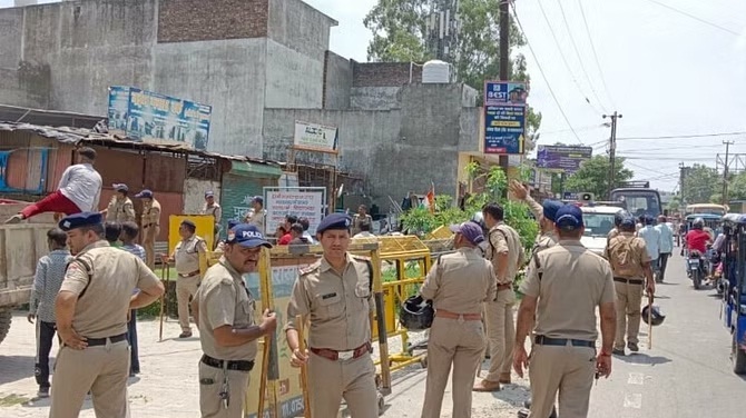 कड़ी सुरक्षा व्यवस्था के बीच ध्वस्त की दो मजारें