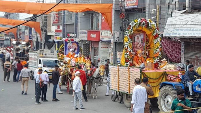 सावन का अंतिम सोमवारः हेलीकाॅप्टर से पुष्पवर्षा के साथ निकाली गई टपकेश्वर महादेव की भव्य शोभायात्रा