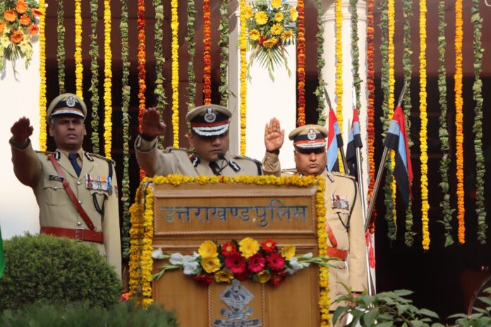 पुलिस महानिदेशक ने मुख्यालय में फहराया तिरंगा