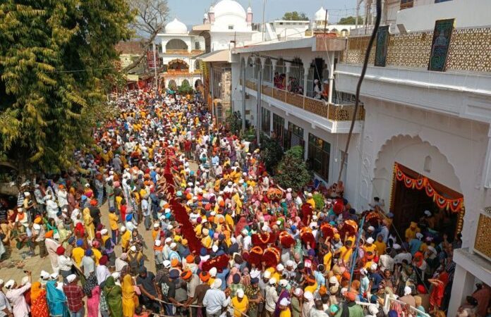 झंडे जी के आरोहण के साथ शुरू हुआ ऐतिहासिक झंडा मेला