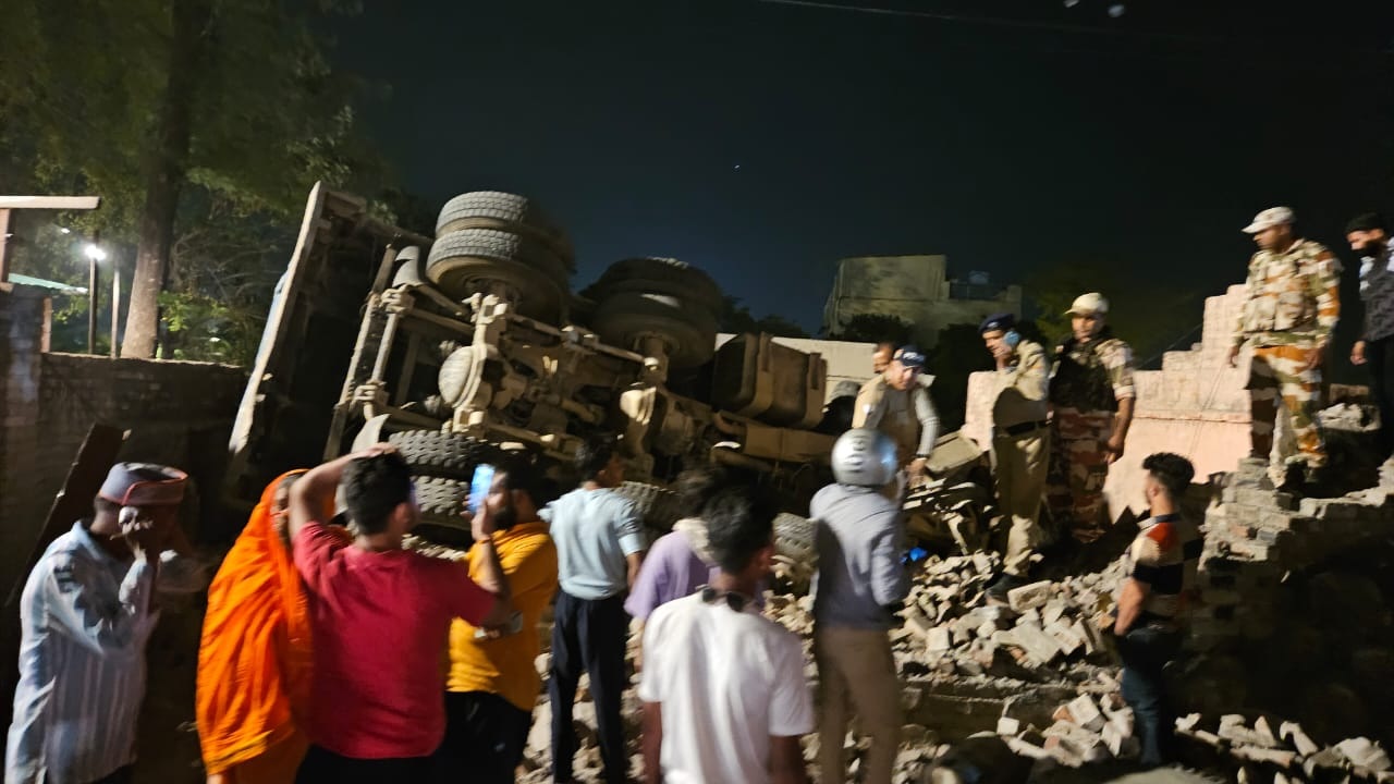 बेकाबू डंपर सड़क पर पलटा, बाल-बाल बची राहगीरों को जान