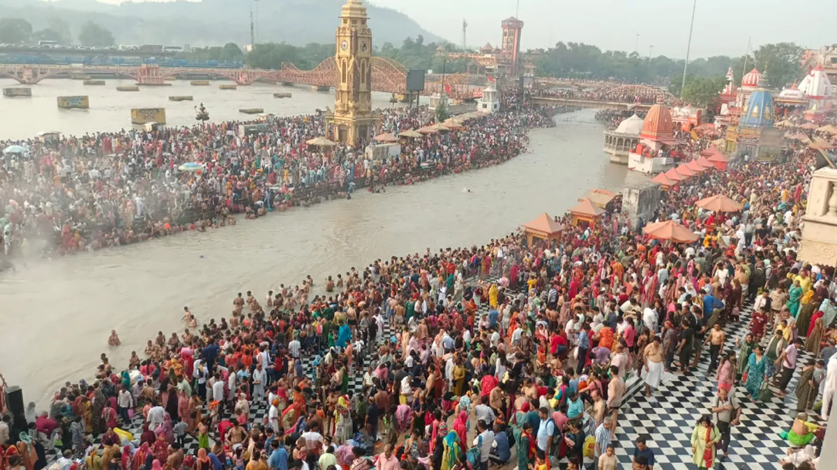 बुद्ध पूर्णिमा पर श्रद्धालुओं ने गंगा में लगाई आस्था की डुबकी