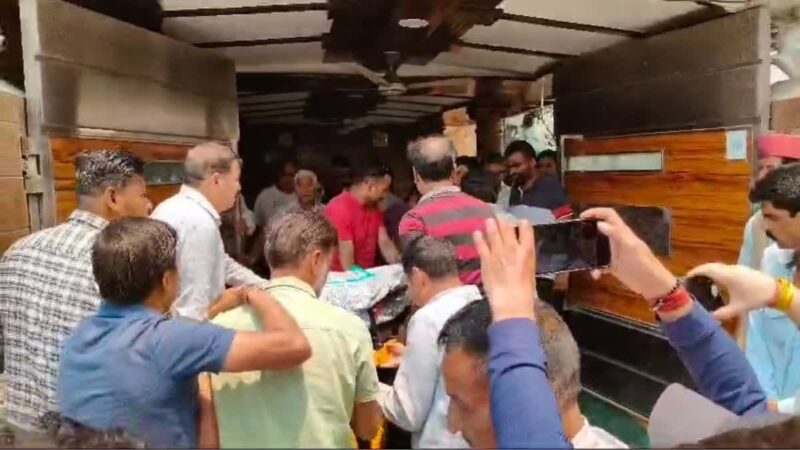 दिवंगत  गहतोड़ी का पार्थिव शरीर लाया गया काशीपुर, दोपहर बाद अंतिम संस्कार में पहुंचेंगे सीएम धामी