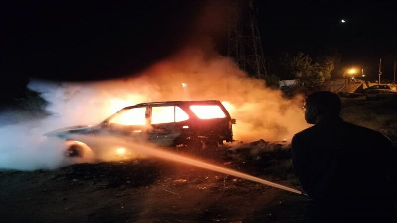 वर्कशॉप में लगी आग,दो कारें जलकर खाक