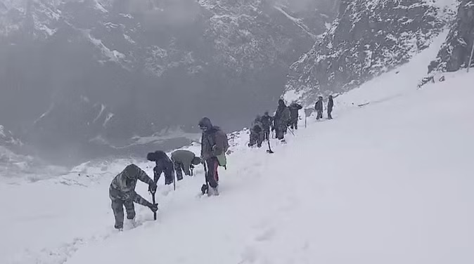 हेमकुंड साहिब  पहुंचे  सेना के जवान,बर्फ हटाने का काम शुरू