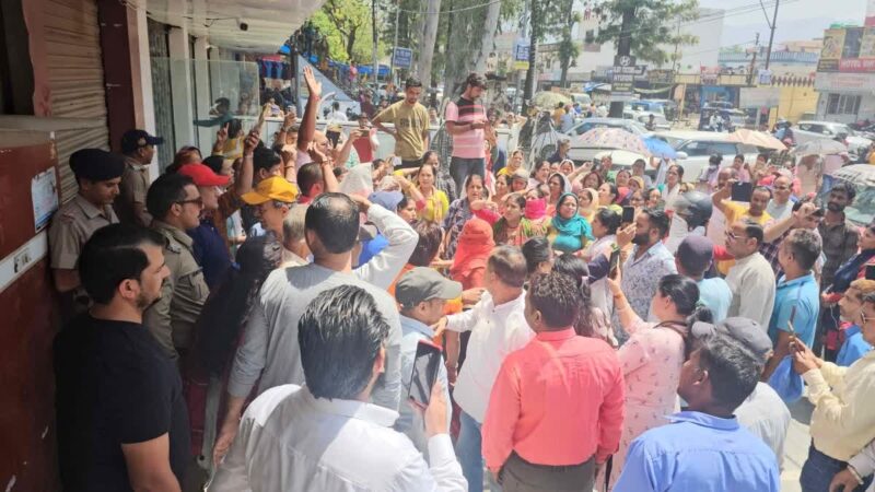 शराब की दुकान के विरोध में हाईवे जाम करना पड़ा भारी,पांच नामजद,55 अज्ञात के खिलाफ मुकदमा