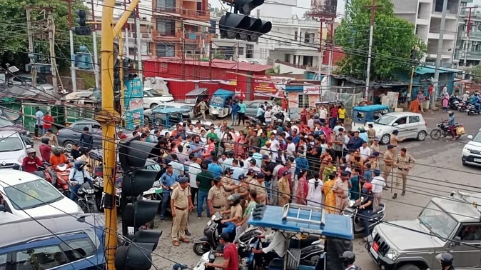 गोलीकांड के विरोध में चक्का जाम और बाजार बंद