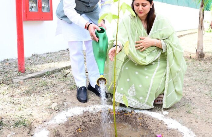 मुख्यमंत्री ने मुख्यमंत्री आवास परिसर में किया वृक्षारोपण