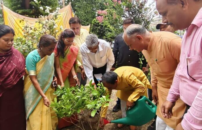 लोक पर्व हरेला पर शिक्षा विभाग रोपेगा दो लाख पौधे