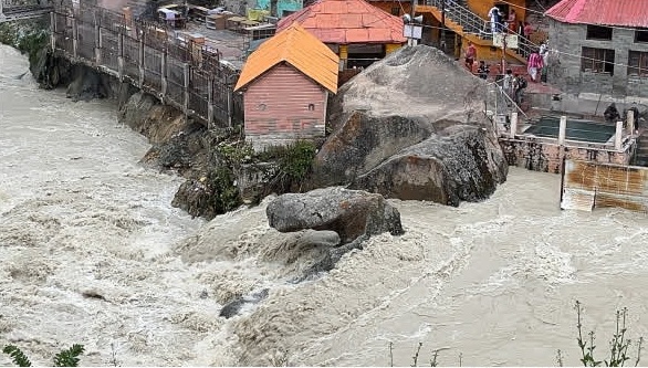 अलकनंदा का जलस्तर बढ़ा,बाढ़ में वैकल्पिक मार्ग भी बहा