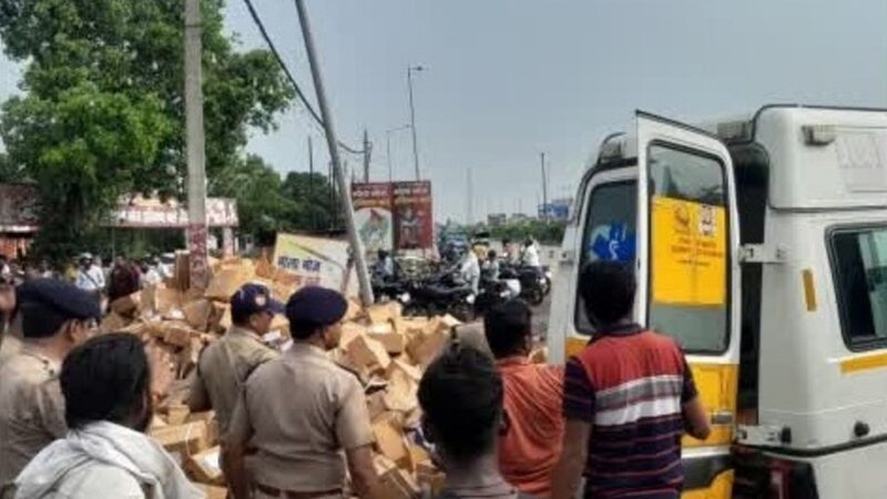 दो ट्रकों की भिडंत के बाद एक ट्रक पलटा,नीचे दबकर कांवड़िये की दर्दनाक मौत