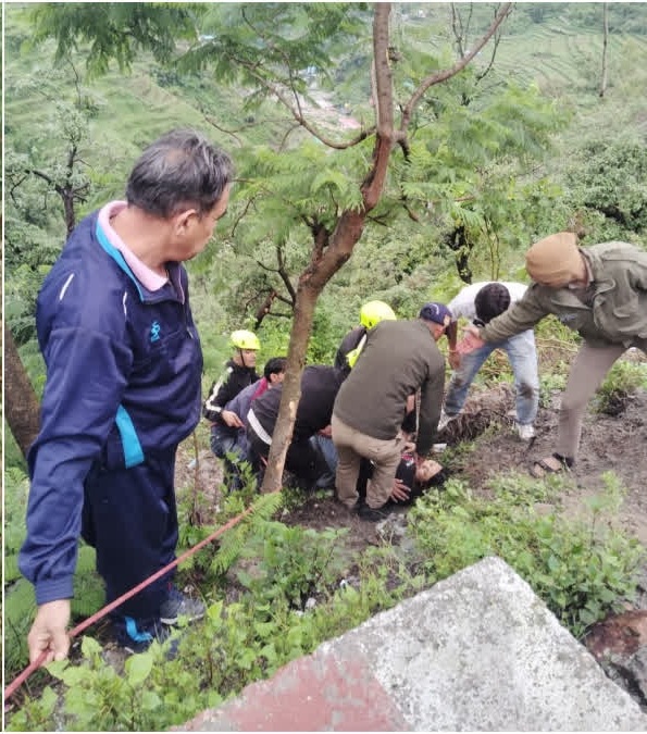  अनियंत्रित होकर खाई में गिरी कार,छह गंभीर