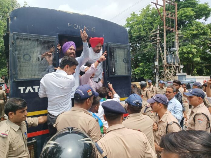 शिक्षा मंत्री आवास पर प्रदर्शन कर रहे एनएसयूआई कार्यकर्ता गिरफ्तार