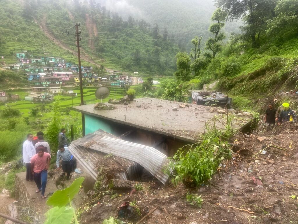 मलबे में दबकर मॉं-बेटी की मौत