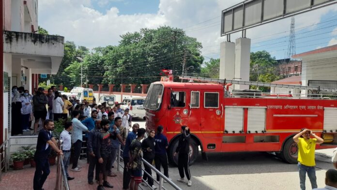 हड़कंपः मोबाइल चोरी होने से आक्रोशित युवक अस्पताल की तिसरी मंजिल पर चढ़ा