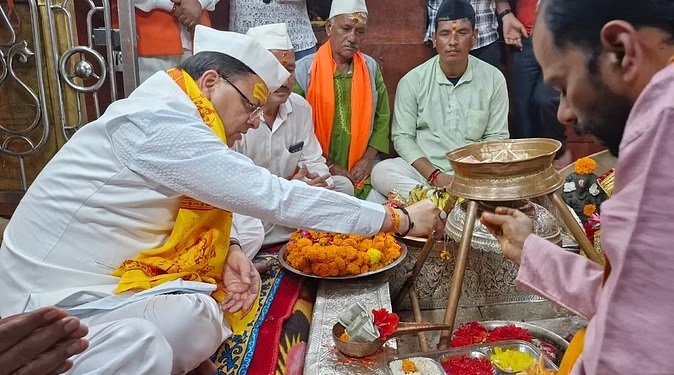 सीएम ने हाट कालिका मंदिर में की पूजा