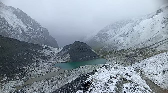 धारचूला में सीजन का पहला हिमपात, कड़ाके की ठंड से बढ़ीं लोगों की मुश्किलें