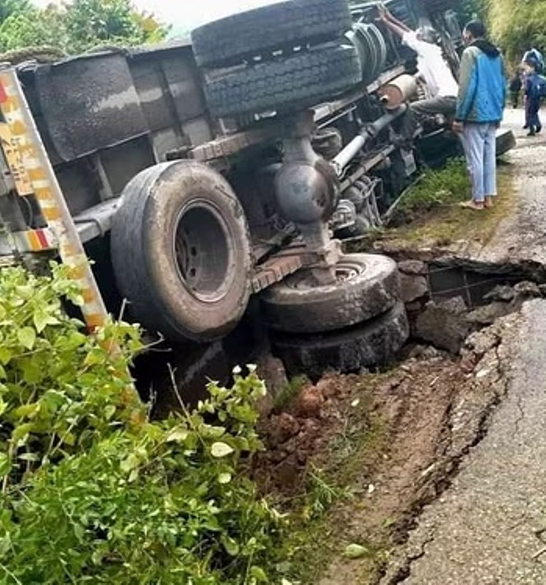 पलटकर नाले में गिरा ट्रक,चालक-परिचालक बाल-बाल बचे