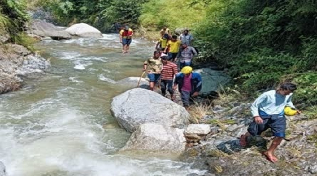 गदेरा पार करने के चक्कर में बहा युवक,तलाश जारी