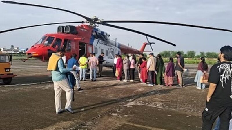 हेलीकाॅप्टर ने चारधाम यात्रियों को लेकर उड़ान भरी