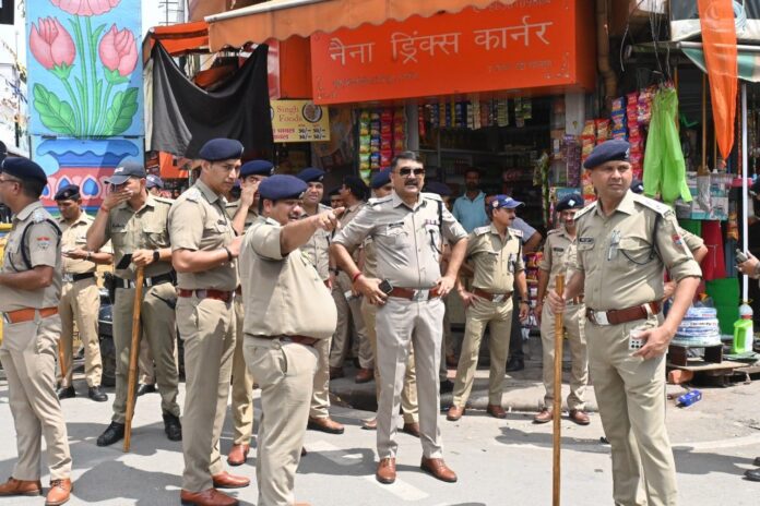 पल्टन बाजार में पुलिस ने चलाया सत्यापन अभियान, दर्जनों हिरासत में